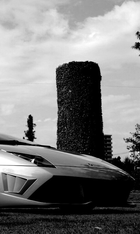 Зелёный Ламборджини на траве обои