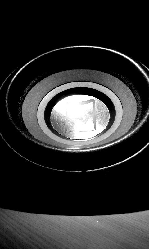 Сабвуфер в углу обои