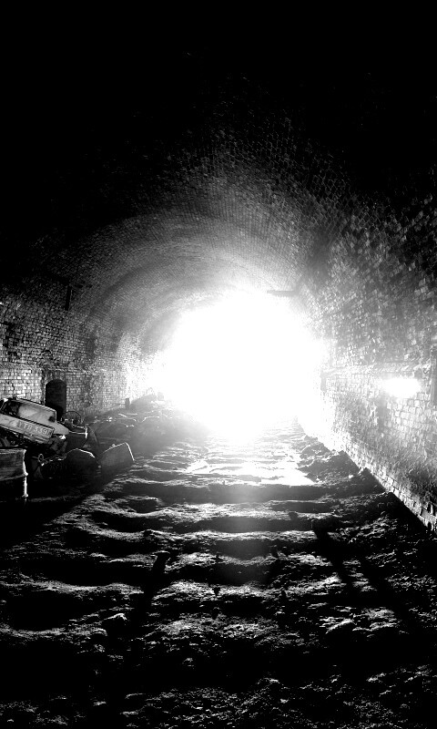 Захламленный тоннель обои