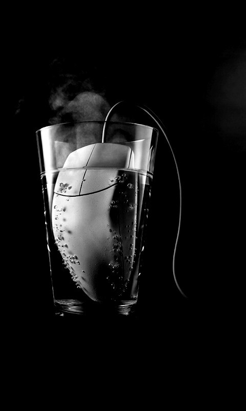 Дымящаяся мышка в стакане воды обои