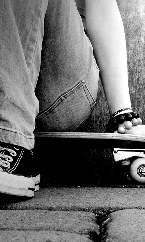 Девушка сидящая на скейте обои