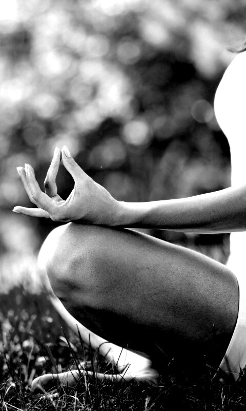 Девушка медитирует в позе лотоса на траве обои