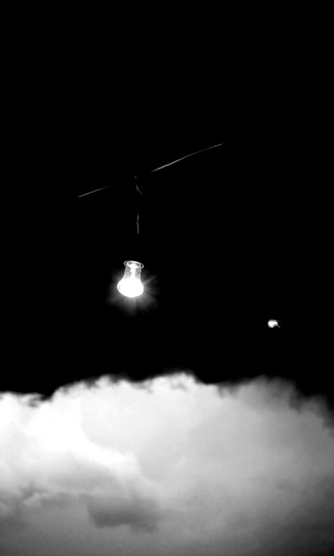 Лампочка на фоне туч обои