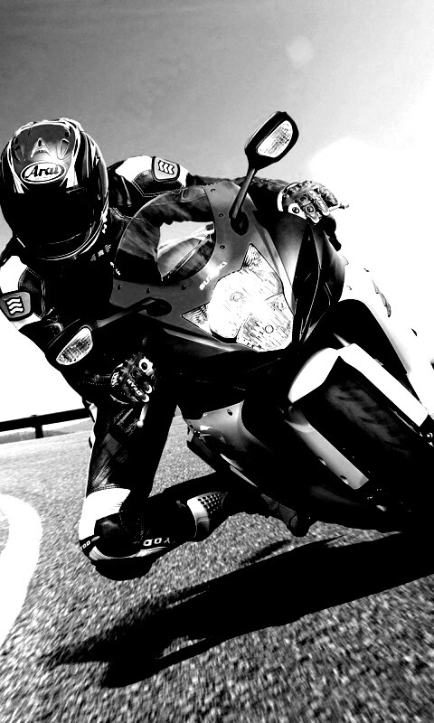 Мотоциклист на повороте обои