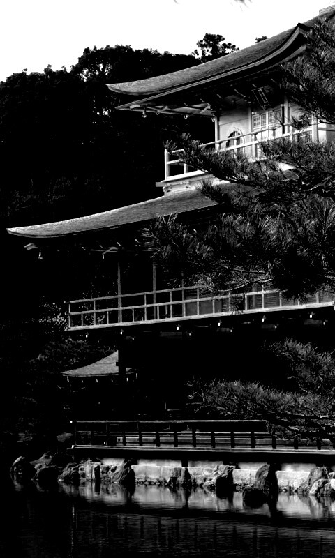 Пагода на берегу озера обои