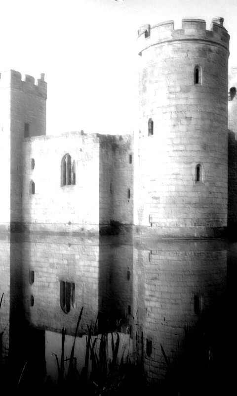 Замок на озере обои