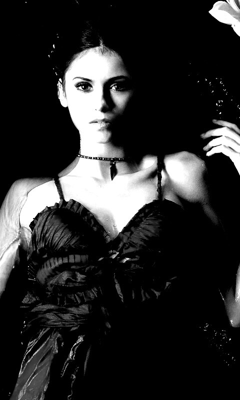 Женщина в красном платье обои