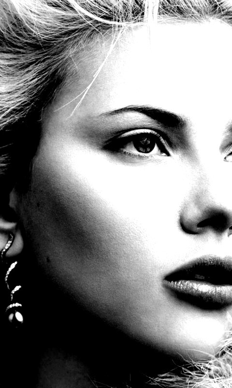 Скарлет Йохансон со змеиными серьгами обои