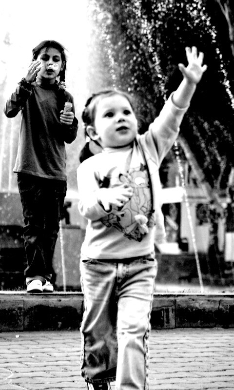 Дети у фонтана обои