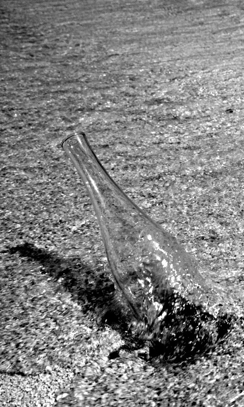 Бутылка в песке у воды обои