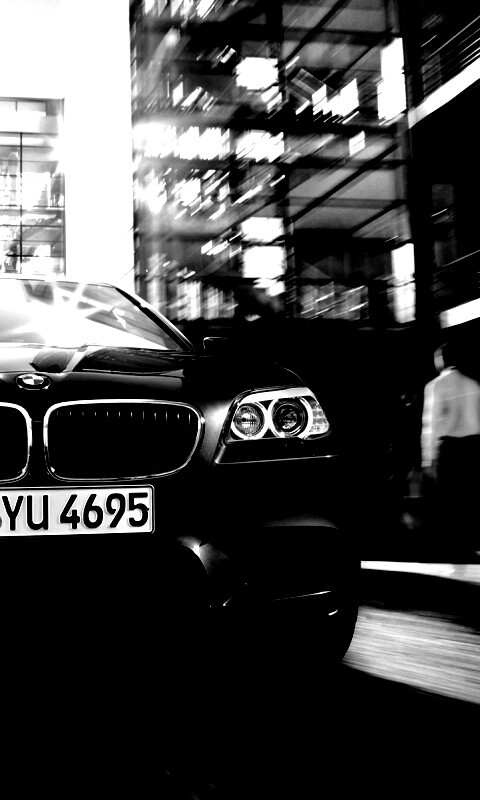 BMW покоряет городскую улицу обои