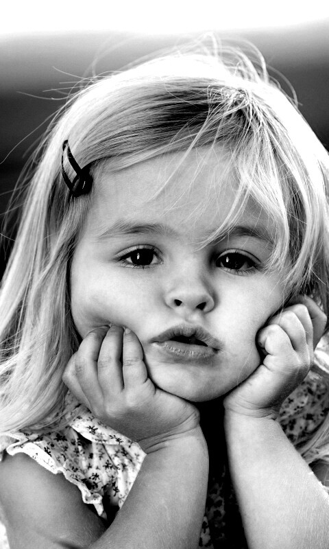 Малышка грустит обои