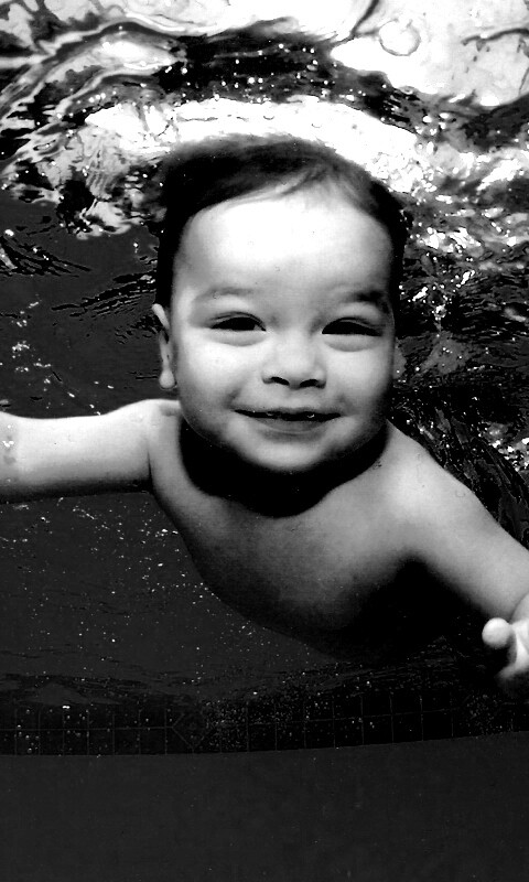 Маленький пловец обои