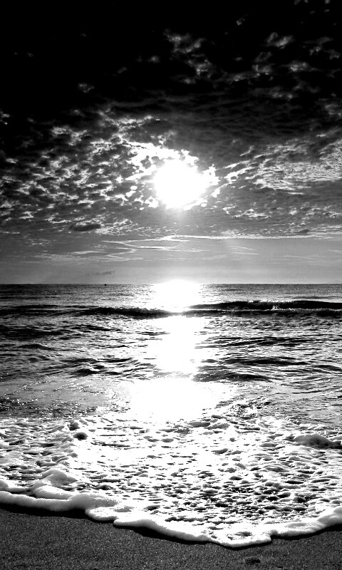 Берег моря в лучах заката обои