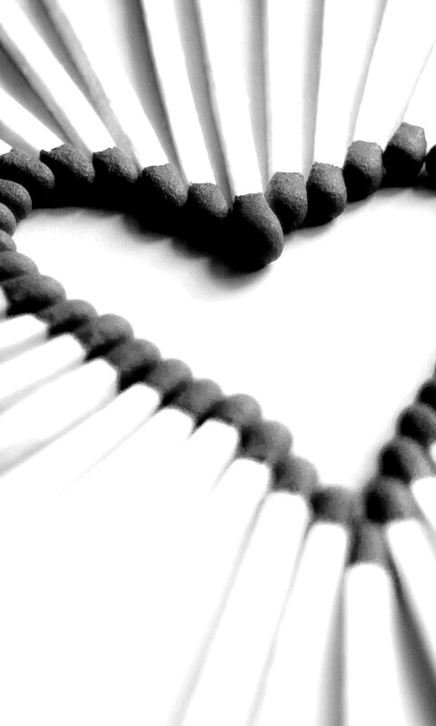 Сердечко из спичек обои