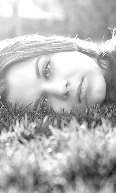 Девушка на траве обои
