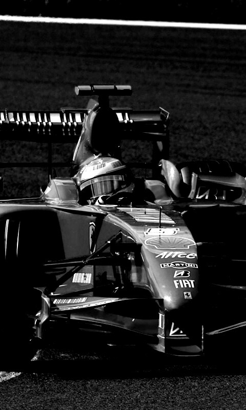 Болид Формула 1 на повороте обои