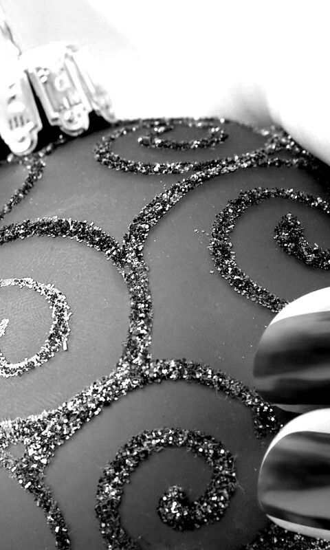 Елочная игрушка в руке обои