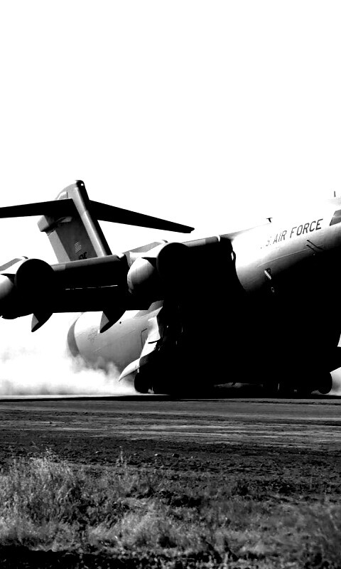 Грузовой самолёт на посадке обои