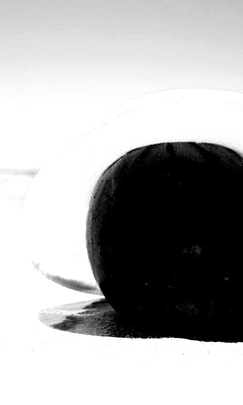 Арбуз в летней шляпке на пляже обои