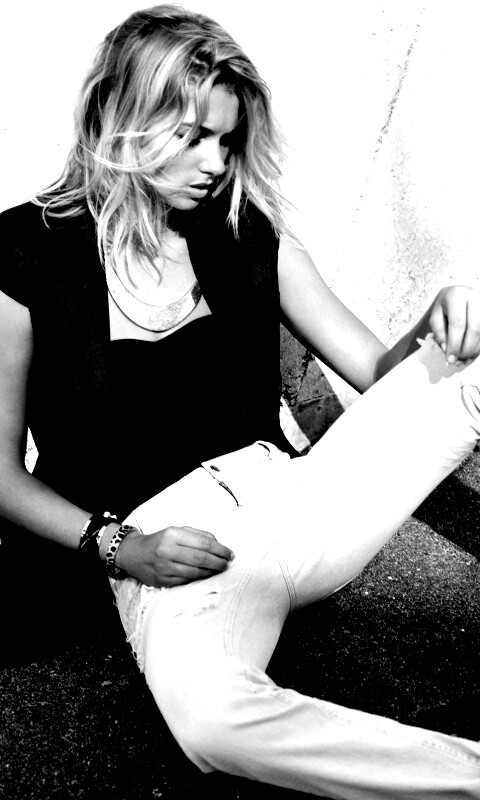 Девушка у стены обои