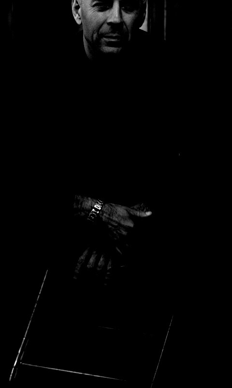 Брюс Уиллис на раскладном стуле обои