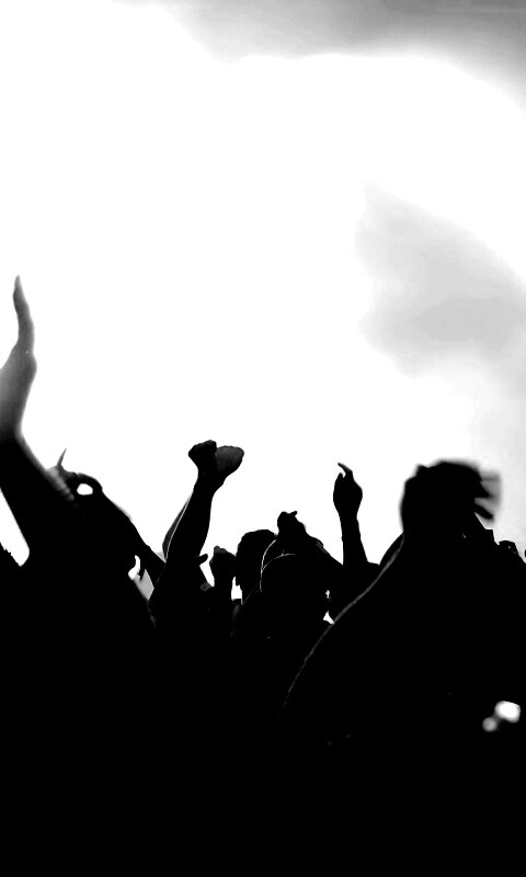 Руки людей на концерте обои