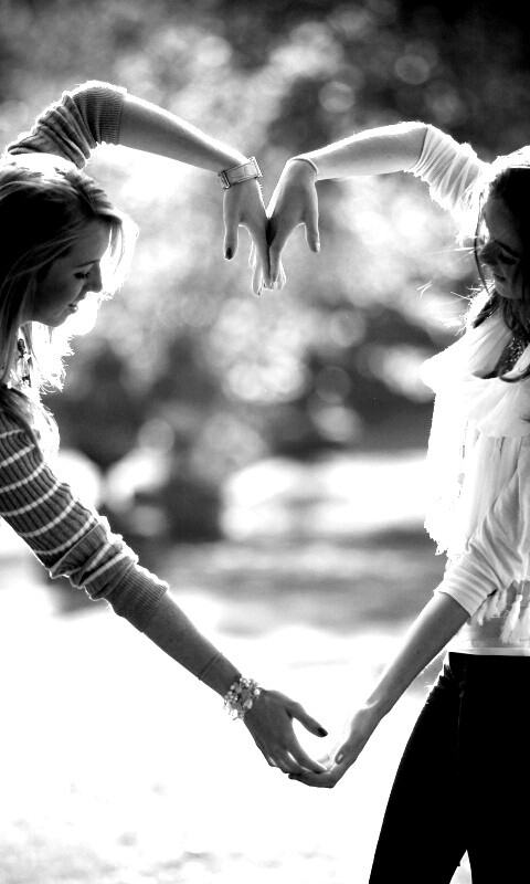 Две девушки и сердце из рук обои