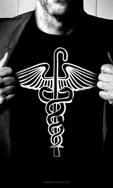 Футболка со змеями и тростью обои