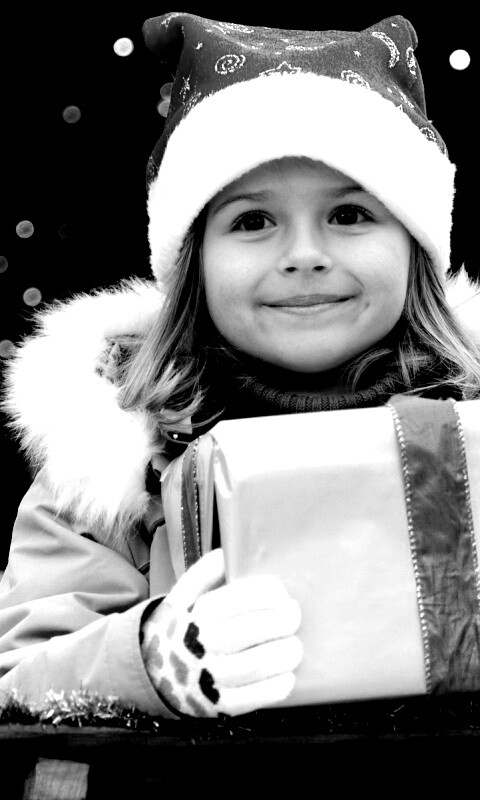 Ребенок с подарком обои