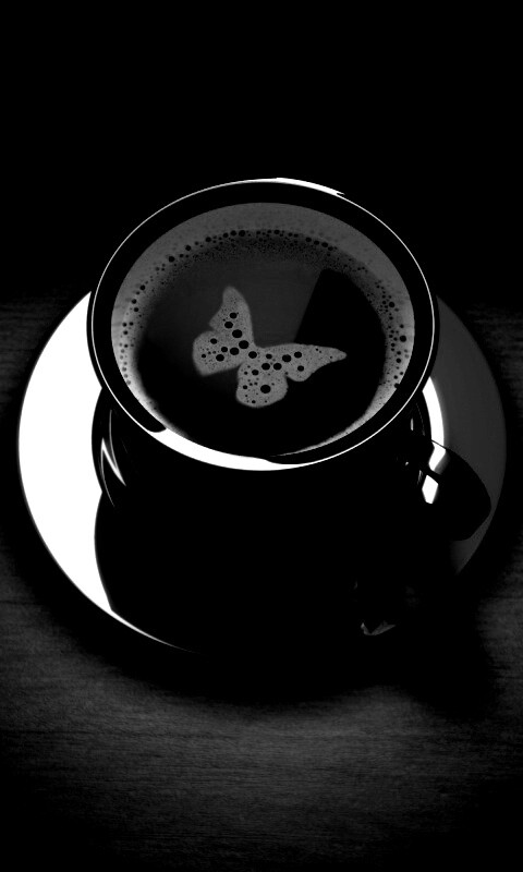 Чашка кофе с пенкой в форме бабочки обои