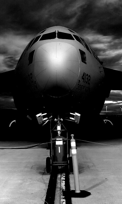 Самолет на взлетной полосе обои