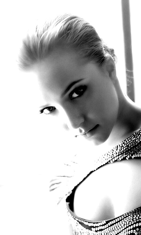 Блондинка у окна обои