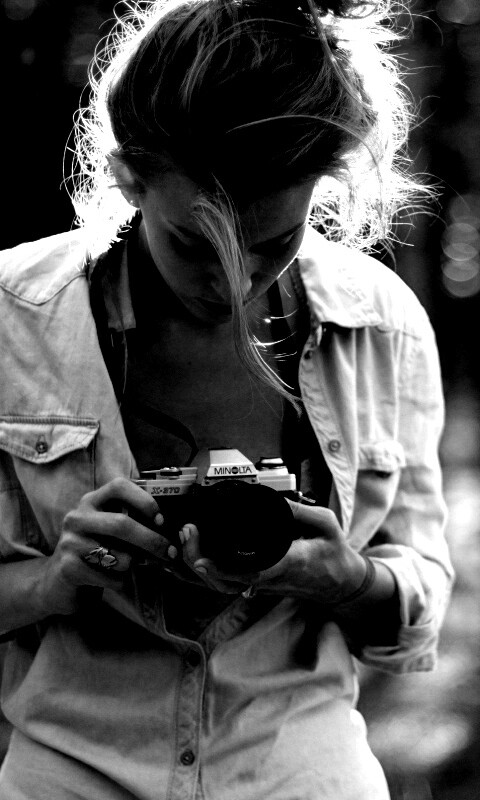 Девушка-фотограф обои