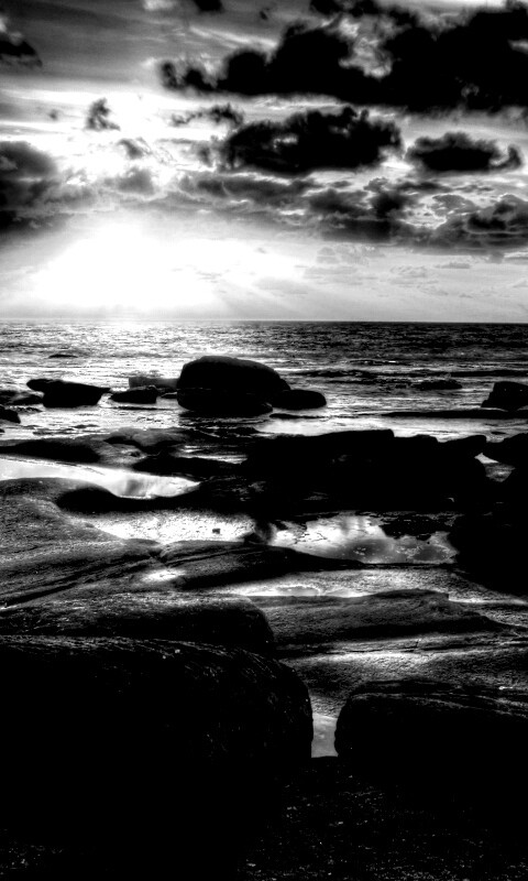 Каменистый берег на закате обои