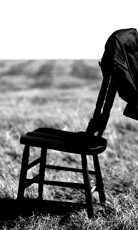 Стул в поле обои