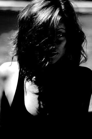 Девушка рядом с бассейном обои