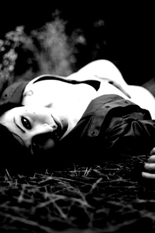 Лежащая на траве обои