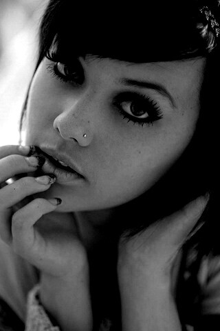 Задумчивая девушка обои