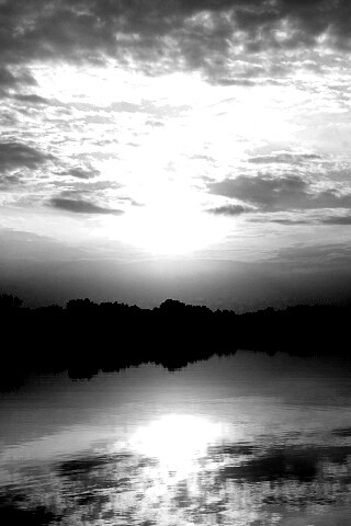 Закат отражается в озере обои