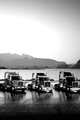 Тягачи на фоне озера обои