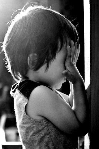 Малыш играет в прятки обои