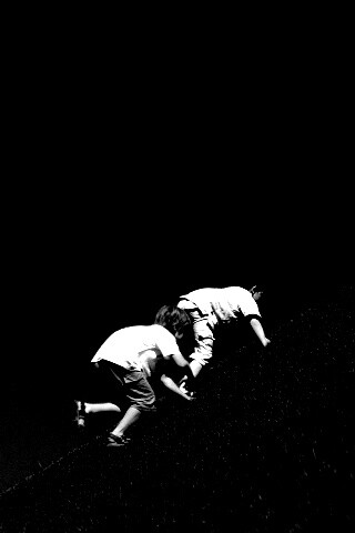 Дети взбираются в гору обои