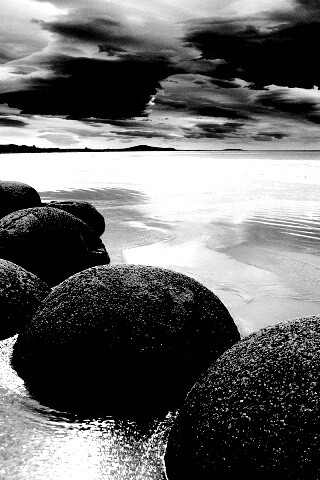 Круглые камни на берегу обои