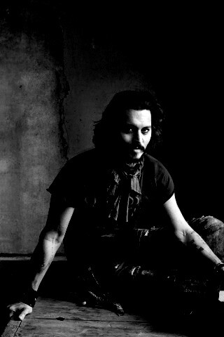 Джонни Депп на столе обои