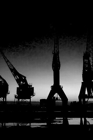 Силуэты портовых кранов обои