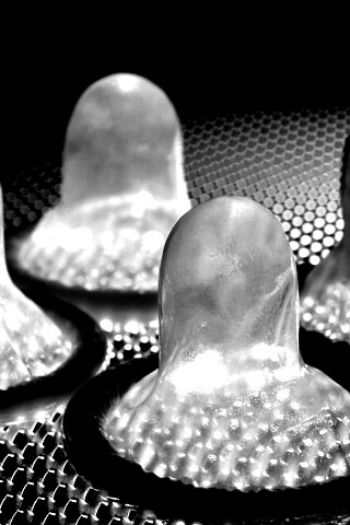 Разноцветные презервативы обои