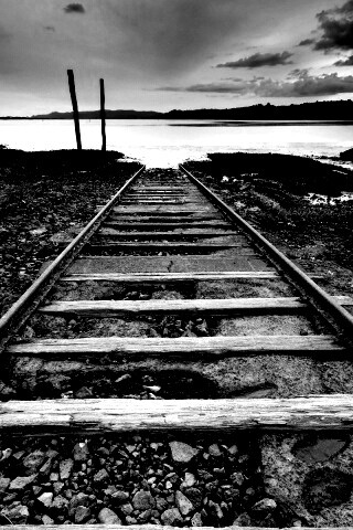 Рельсы обрывающиеся в воду обои