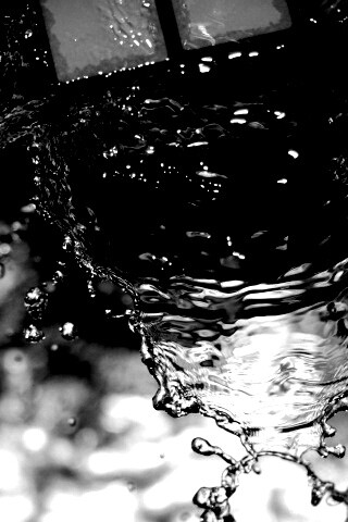 Кубик рубика в воде обои