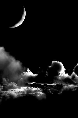 Облака и луна в ночном небе обои
